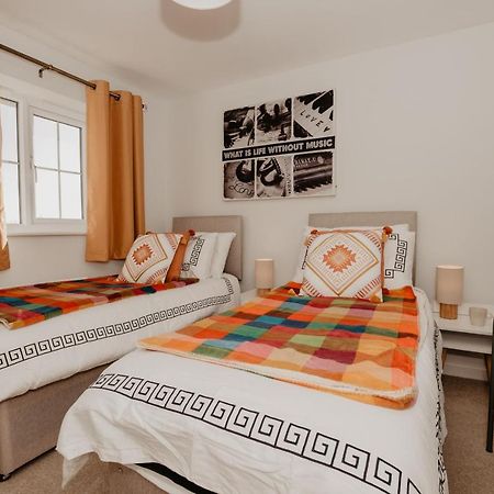 Coyle House, 3 Bed,Corby, Super Kings Or Twins, Driveway, Free Wi-Fi, Corporates Welcome Bagian luar foto