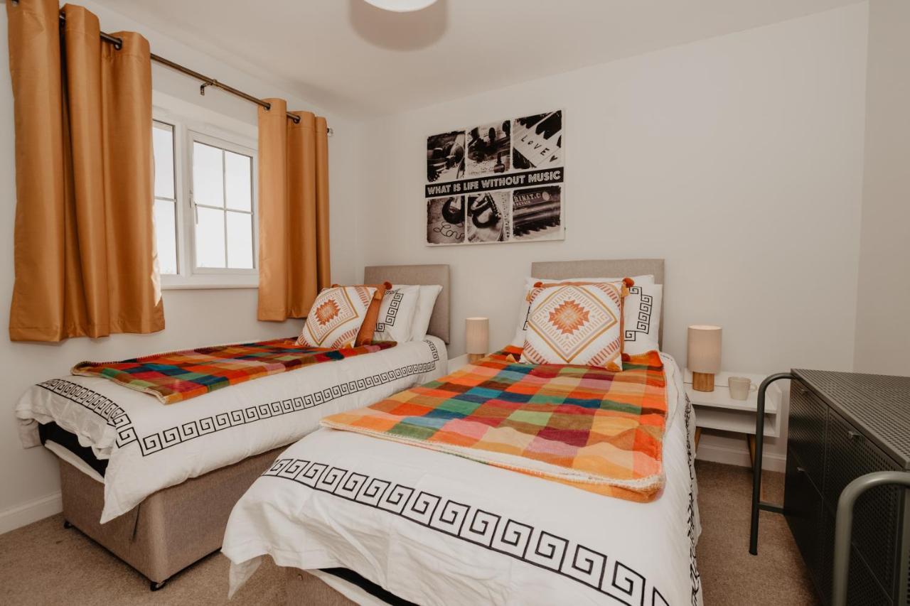 Coyle House, 3 Bed,Corby, Super Kings Or Twins, Driveway, Free Wi-Fi, Corporates Welcome Bagian luar foto